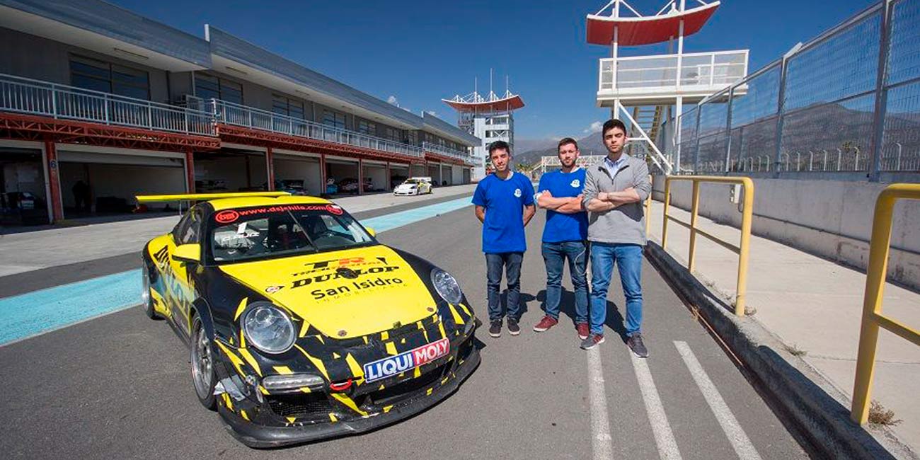 Académico y estudiantes UFRO participaron en la cuarta fecha del campeonato Porsche Carrera Cup Chile