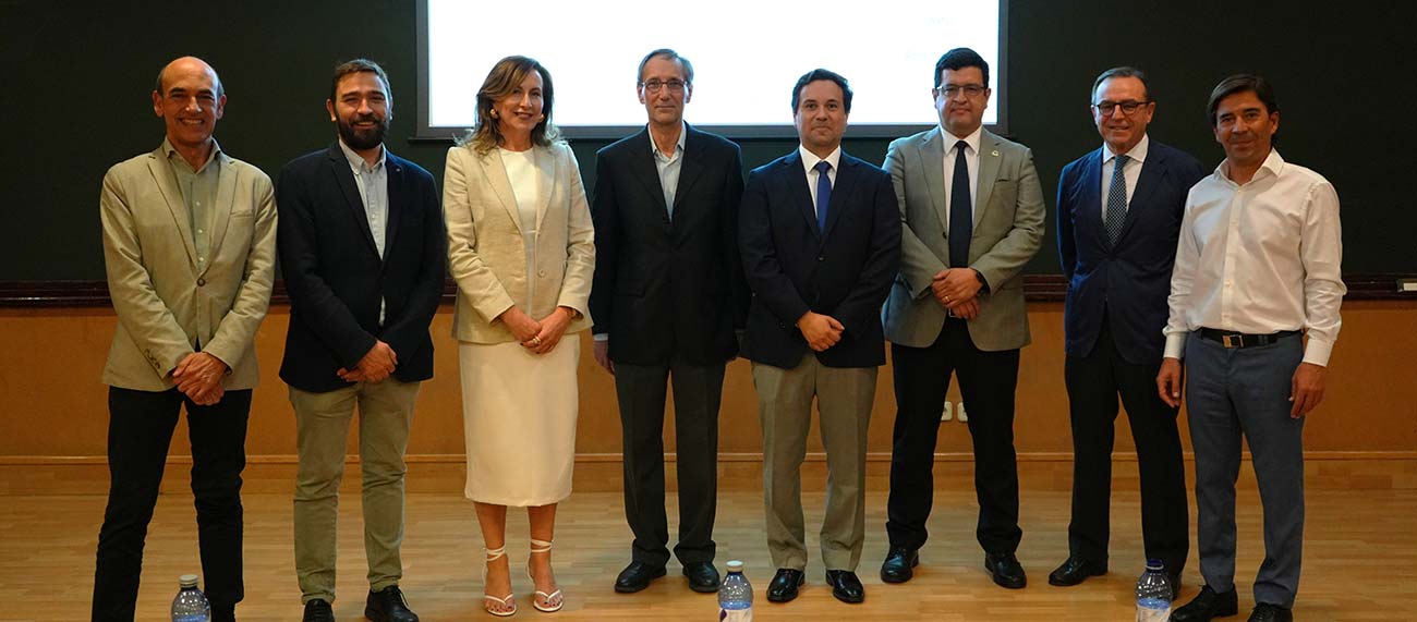 Dr. Ricardo Alzugaray junto a los directores y el tribunal evaluador